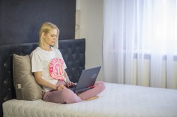 Poduszka trójkątna pod plecy, do łóżka, do czytania, do spania, relaks, klin, ozdobna
Fot. Adam Wysocki / Mod. Edyta Gorąca