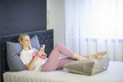 Poduszka trójkątna pod plecy, do łóżka, do czytania, do spania, relaks, klin, ozdobna
Fot. Adam Wysocki / Mod. Edyta Gorąca